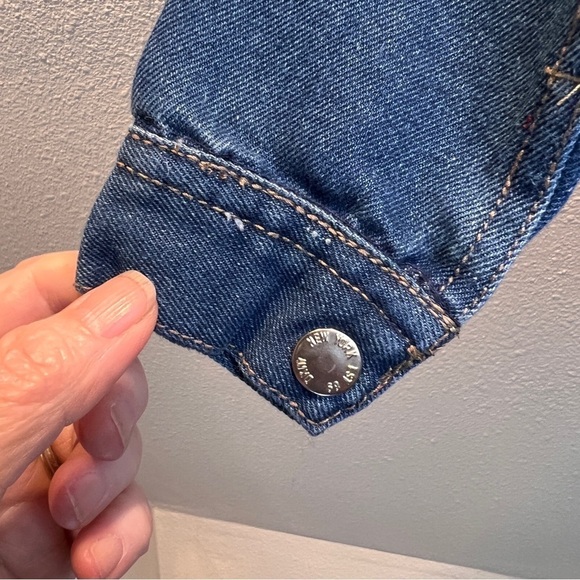 DKNY JEANS Blue Denim Trucker Jacket. Kids Size 2T. Silver Logo Breast Pocket. - Picture 3 of 5